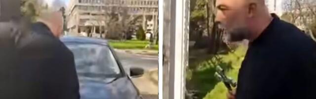"BACIO KLETVE" NA MINISTARKU! Iskočio u pravoslavnoj mantiji pred službeni automobil, nastao haos!