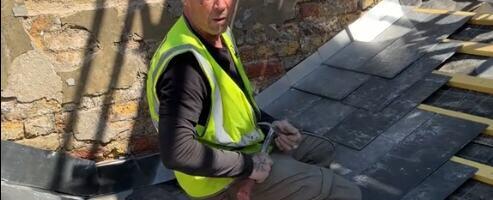 90-ih je bio veliki zavodnik i član čuvene grupe, danas krpi krovove: Posvađao se s kolegama, zbog krize se preselio u hostel, a ovako danas živi (VIDEO)