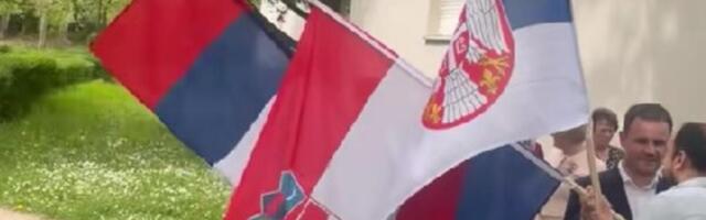 "JOŠ SAMO FALI DA KUM BUDE BOSANAC..." Srbin i Hrvatica rekli "DA" - VIJORILE SE SRPSKA I HRVATSKA ZASTAVA!