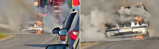Auto u plamenu, vatrogasci se bore sa buktinjom: Jeziv prizor na putu Kruševac - Kraljevo, vozilo potpuno uništeno (VIDEO)