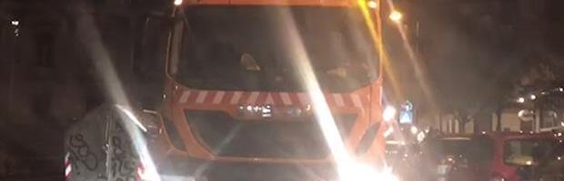 RADNIK GRADSKE ČISTOĆE PAO S KAMIONA TOKOM VOŽNJE: Oglasili se iz Hitne pomoći nakon nesreće u Rakovici