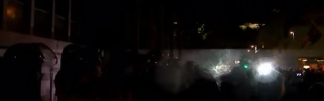 SUZAVAC I VODENI TOPOVI U CENTRU LJUBLJANE: Slovenačka policija rasterala ANTIVAKSERE!