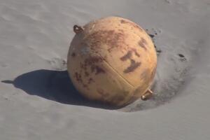 Море избацило мистериозну куглу на плажу у Јапану, полиција забранила приступ