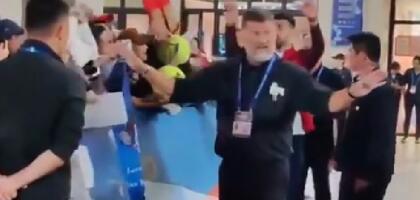 OPŠTI HAOS U KINI: Đokovića gurnio navijač, njegova reakcije iznenadile sve! (VIDEO)