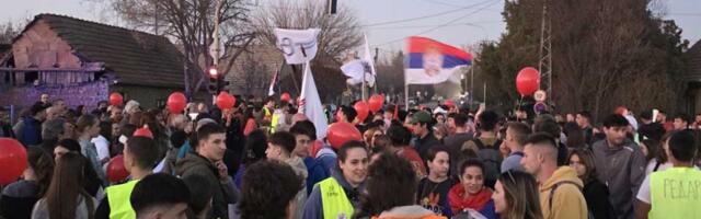 FOTO, VIDEO: Srednjoškolci iz Zrenjanina peške stigli u Bečej, vršnjaci im priredili doček