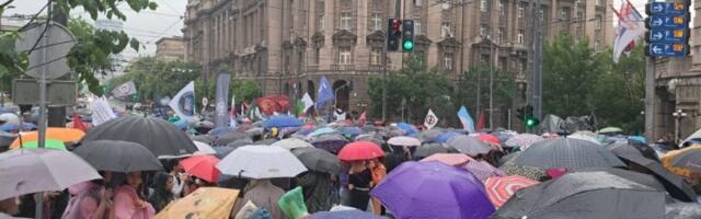 AP: Hiljade ljudi uprkos jakoj kiši protestuju u Beogradu zbog represije nad univerzitetima