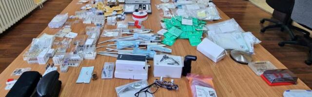 ORDINACIJA NA TOČKOVIMA, SVE STALO U OSAM TORBI! Rekli da nemaju ništa da prijave, carinici otkrili opremu vrednu VIŠE OD 30.000 EVRA! (FOTO, VIDEO)