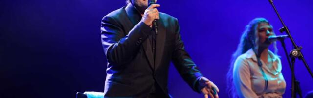 PUBLIKA RAZOČARANA NA KONCERTU TONIJA CETINSKOG! Debelo kasnio na nastup, a kad je izašao na binu dočekalo ga zviždanje