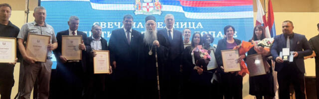 Митрополиту Фотију уручено највише признање Општине Лопаре