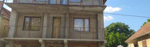 PEVAČ ZARADIO 100.000€, A KUĆA MU NEMA FASADU! Dvorište prava ruina, svuda pobacane stare stvari, meštani nemaju lepe reči o njegovoj porodici...