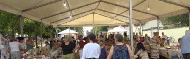 GASTRONOMSKI SPEKTAKL 25. JULA U PEĆINCIMA: "Kolači naših baka" mame brojne posetioce i mirišu na detinjstvo
