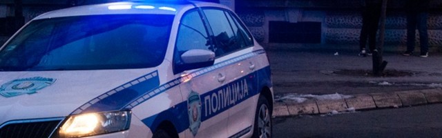 Nesreća u Zemunu, iz automobila izvlače muškarca