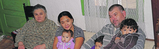 FILIPINKA POSTALA PRAVA ŠUMADINKA Resil i Nebojša Marinković, iz Đurđeva kod Rače, proslavljaju oba Božića