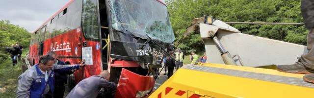 Vozač autobusa pokušao da izbegne direktni sudar! U udesu kod Mladenovca po poslednjim informacijama povređeno 37 osoba