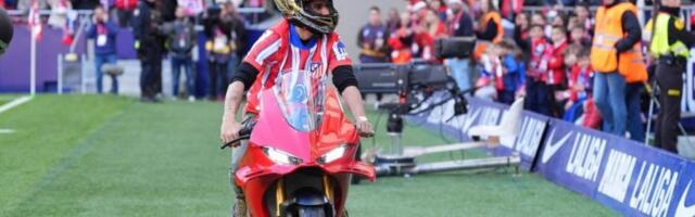 PROVOZAO MOTOR PO FUDBALSKOM STADIONU: Horhe Martin u Madridu slavio Moto GP titulu