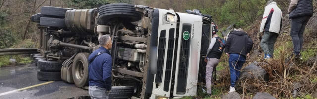 ZAPALIO SE KAMION NA PUPINOVOM MOSTU Kabina vozila potpuno ugljenisana, vatrogasci izašli na teren