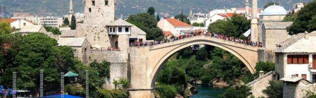 MOSTARCI GA PREBILI: Luka iznenada skočio sa starog mosta, pa bežao od linča, a sada se i oglasio! NIŠTA NIJE SLUČAJNO URADIO (FOTO)