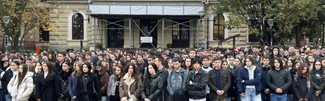 Maturanti Prve kragujevačke gimanzije nakon 16 minuta tišine najavili protest povodom napada na studenta