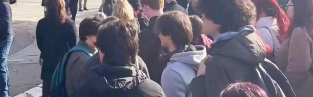 Žena prekinula 16 minuta tišine u Nišu i nasrnula na jednu građanku, policajci u civilu je sklonili