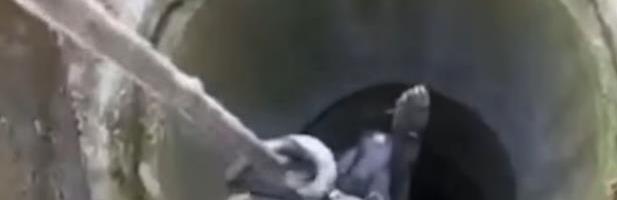 PAS SPASEN IZ BUNARA DUBOKOG 20 METARA! Vatrogasci emotivnom fotografijom raznežili svačije srce! (VIDEO)