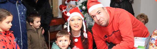 Upravnik zgrade Milojka Lešjanina 65 i ove godine obradovao mališane paketićima