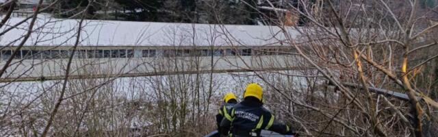 Saobraćajna nezgoda kod Medne, vatrogasci spasioci jednu osobu izvukli iz vozila (FOTO)