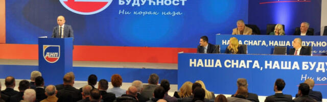 ДНП поставио ултиматум Влади Црне Горе: Српски језик, држављанство и тробојка или излазак из власти