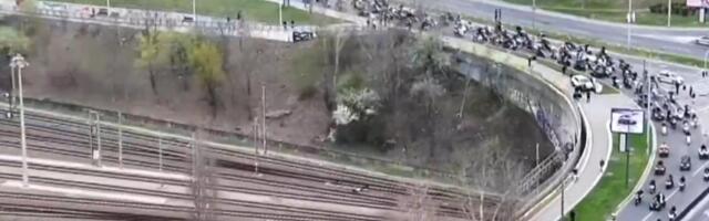 BAJKERI PRATE VUČIĆA NA PUTU KA ARENI! Predsednikovo vozilo na čelu, u koloni 2.000 motocikala (FOTO)