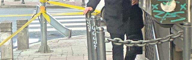 NAŠ PEVAČ STEKAO OGROMNU SLAVU, A SAD SE VOZI TRAMVAJEM PO BEOGRADU! Nije samo zarađivao od muzike, prodavao je i ešarpe u Knezu