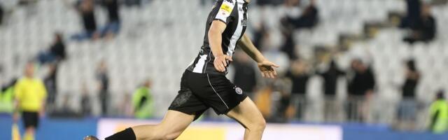 Bivši golman Zvezde katastrofalnom greškom poklonio pobedu Partizanu, ovako su crno-beli slavili