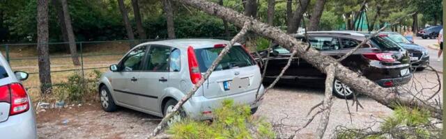 VETAR OBARAO DRVEĆE, GRAD PADAO 10 MINUTA Snažno nevreme pogodilo Podgoricu nakon ogromne vrućine (FOTO/VIDEO)
