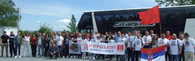 Članovi Dveri iz Jablaničkog okruga bili na porodičnoj šetnji u Beogradu