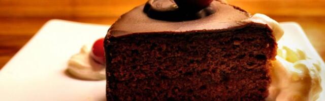 Torta sa crvenim vinom i čokoladom je najjača konkurencija koju ima čuvena saher torta