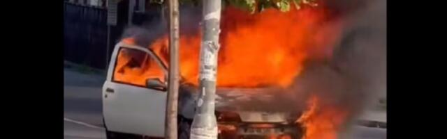 Zapalio se auto nasred ulice kod Bogoslovije (VIDEO)