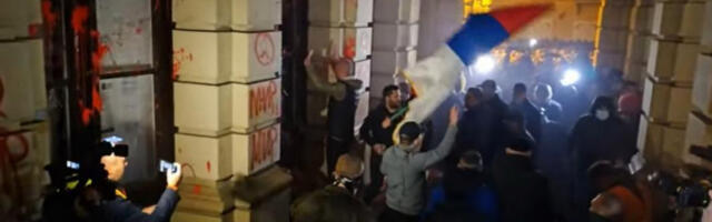 NOSILI ČEKIĆE, ŠOK BOMBE, BACALI KAMENJE I NAPADALI POLICIJU MUP objavio ko je priveden zbog nasilnog protesta u Novom Sadu