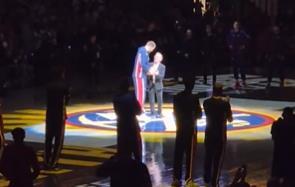 SNIMAK "EUFORIČNOG" JOKIĆA JE HIT NA MREŽAMA! NBA liga uručila priznanje Srbinu pred start meča, pogledajte kako je reagovao! (VIDEO)