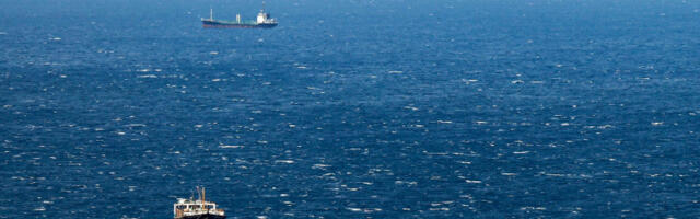 Бела кућа у клопци Ормуског мореуза