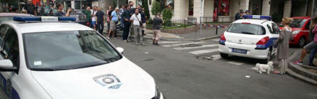 NAORUŽANI MUŠKARAC UŠETAO U KAFIĆ NA VRAČARU: Vilao MEČETOM, građani hitnom reakcijom sprečili krvoproliće!