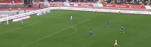 Majstorija za TV špice u derbiju! Napadač crveno-belih "bocnuo" golmana iz "nemoguće" pozicije