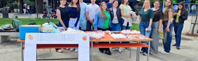 Uz kolače, limunadu i veliko srce srednjoškolci iz Leskovca pomažu svojoj drugarici koja boluje od raka
