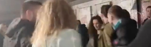 (VIDEO) Poražavajući snimak studenata koji igraju kolo: NEĆE GARA DA PRIMI VAKCINU, NE VERUJE U SVETSKU MEDICINU!