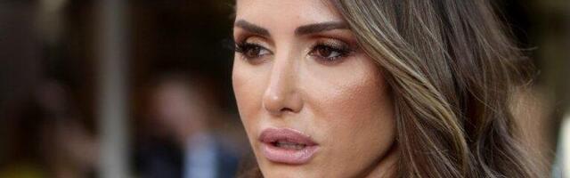 EMINA JAHOVIĆ SLAVI 41. ROĐENDAN UZ TORTU, PA DOBILA 101 RUŽU: Ali je ostala MISTERIOZNA ko joj je poslao! (FOTO)