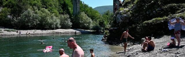 Prijepoljci spas od tropske vrućine pronašli na plaži Petrovac