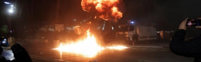 "EDI RAMI DANI ODBROJANI"! Tirana u plamenu - DEMONSTRANTI NAPADAJU MOLOTOVLJEVIM KOKTELIMA, POLICIJA ODGOVORILA SUZAVCEM I VODENIM TOPOVIMA! (FOTO)