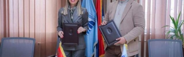 MINISTARKA MESAROVIĆ U KLADOVU POTPISALA UGOVOR! Parterno uređenje oko bazena Jezero za kvalitetniji i prijatniji boravak svih građana i turista! (FOTO)