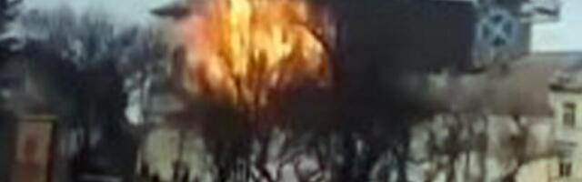 RUSKI DRON SE ZABIJA U ZGRADU USRED BELA DANA, POGLEDAJTE JEZIV SNIMAK! Žestok udar u prepunom centru grada, IMA POVREĐENIH (VIDEO)