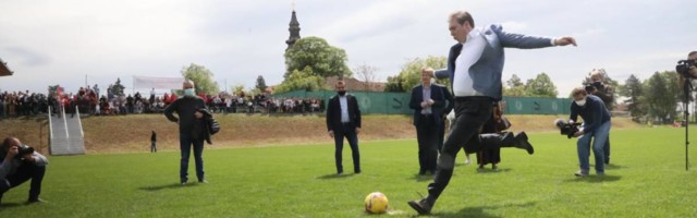 Posle banane koju je lupio klincu na basketu, Vučić sad počeo da cepa fudbalske mreže po seoskim ligama