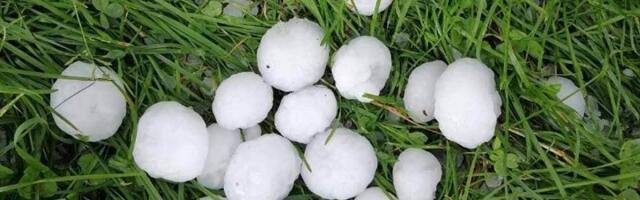 Grad zasuo Užice, padale ledene loptice veličine graška, jako nevreme pogodilo nekoliko sela