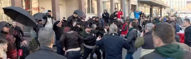 Tuča pripadnika privatnog obezbeđenja i građana ispred Skupštine: Policija privodila i gurala građane