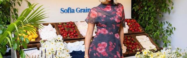 Sofija Riči: Njena cvetna haljina je savršen izbor ako ste gost na letnjem venčanju